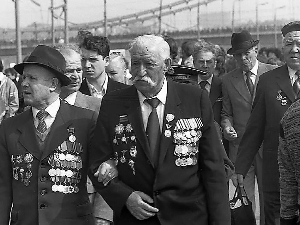 1945 победа в великой отечественной войне. маи в годы вов. кировский завод в годы войны. солдаты красной армии 1945 берлин. советские ветераны.