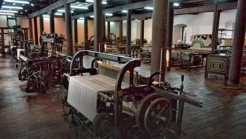 Даниловская мануфактура лого. Мануфактура кожа. Ткацкие фабрики расположенные под землей. Мануфактура лого. Логотип белая мануфактура.