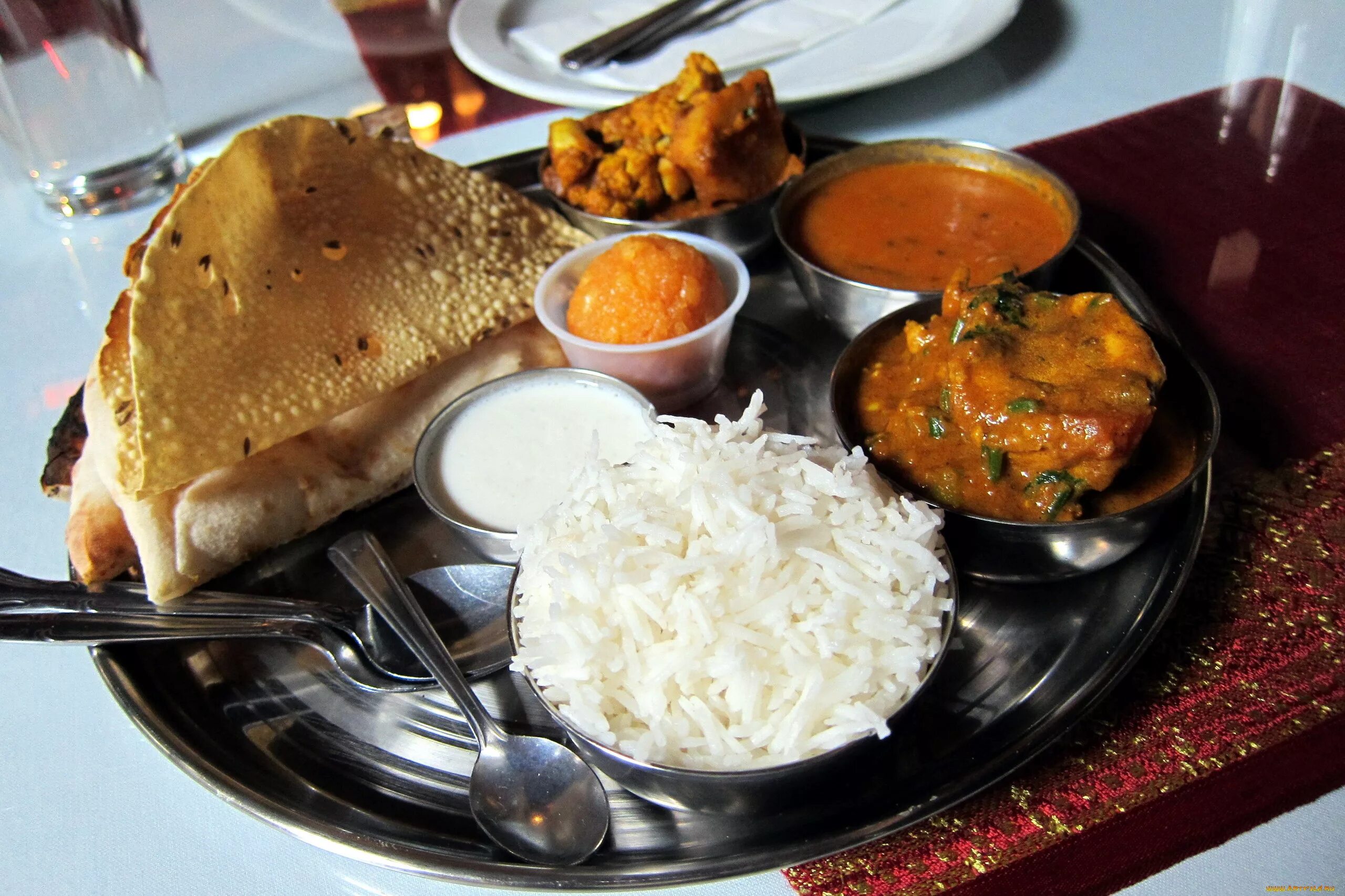 Two dishes. Индийская кухня. Блюда индийской кухни. Национальное блюдо Индии. Традиционная еда Индии.