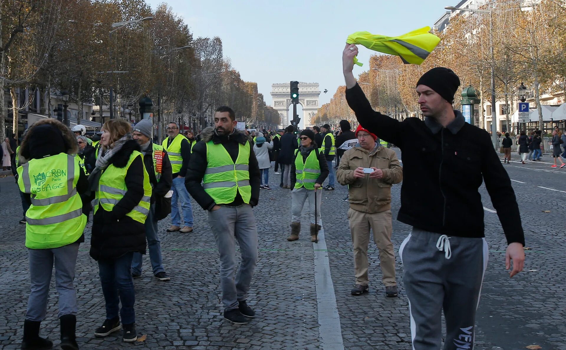 120 Тысяч человек на улице. Протест работников во Франции. Подорожание бензина протесты. Гавр Франция протесты автобус.