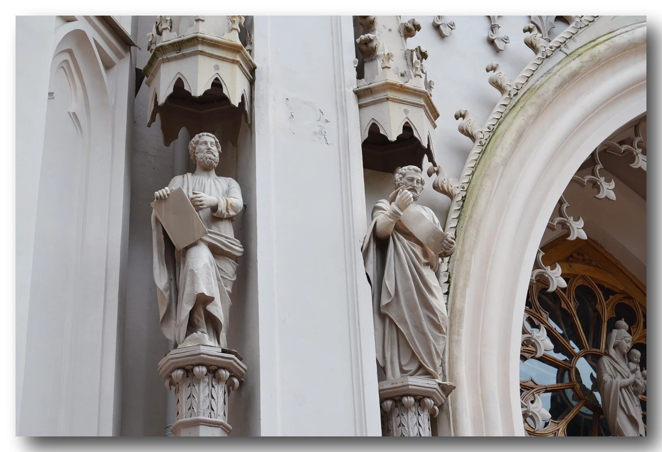 капелла это здание городского совета средневековом городе. капелла александра невского в петергофе. церковь капеллы сен-шапель в париже. росслинская часовня рослин шотландия колонна подмастерья. королевская святая капелла - сент-шапель.