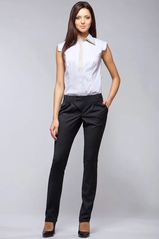 Черные брюки белая блузка. Белая блузка и черные брюки. Женские брюки с блузкой. Брюки с рубашкой женские. Офисные брюки и блузка.