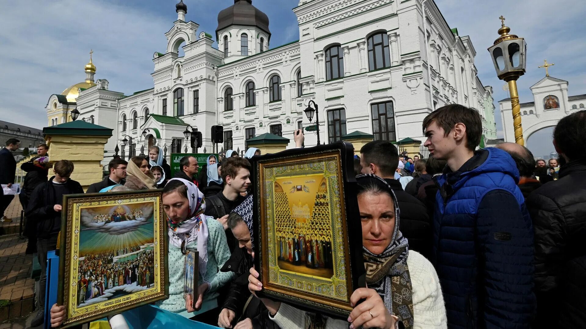 Киев новости города. Киево-Печерская Лавра апрель 2023. Киев Лавра Киево-Печерская сегодня. Верующие в храме.