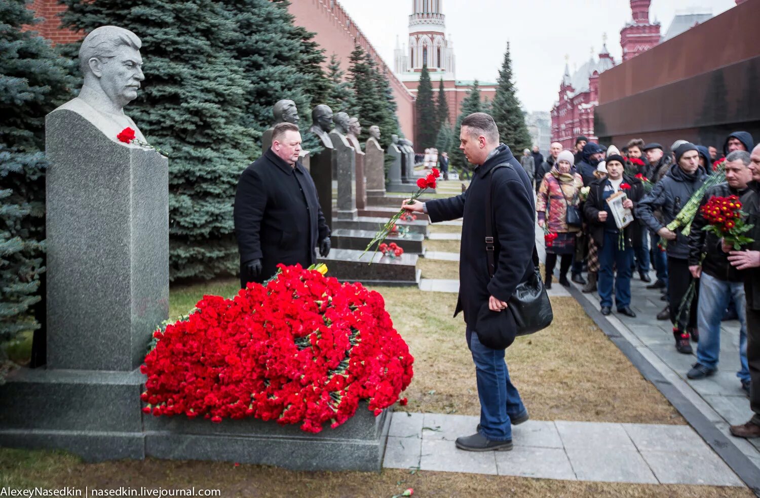 Сталин сейчас жив. Сталин Иосиф Виссарионович похороны могила. Иосиф Сталин могила. Могила Сталина Иосифа Виссарионовича. Сталин Иосиф Виссарионович могила.