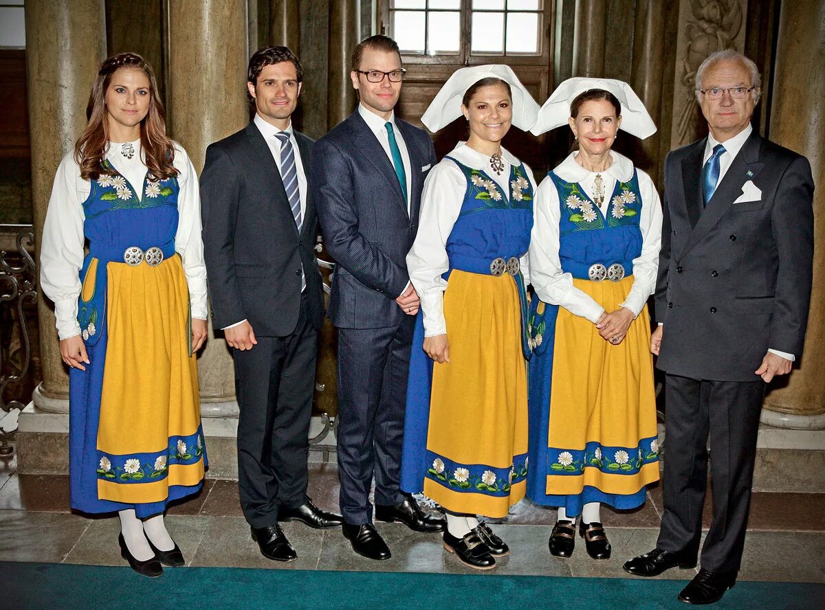 Шведская королевская династия. Королевская семья Швеции в национальных костюмах. Шведская Королевская семья в национальном костюме. Династия мунсё Швеция.
