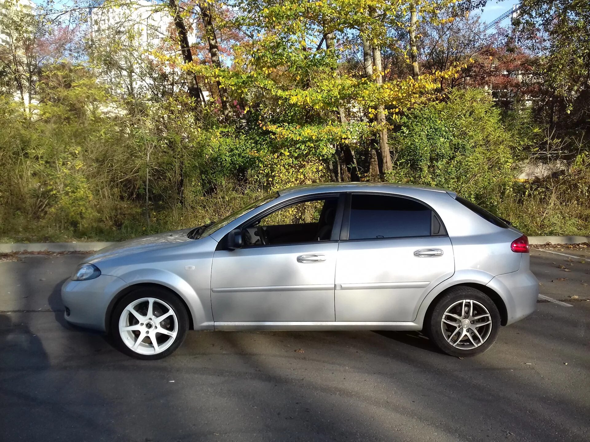 Лачетти хэтчбек колеса. Диски р16 Chevrolet Lacetti. Диски r16 на Шевроле Лачетти хэтчбек. Chevrolet Lacetti диски 16 КИК. Chevrolet Lacetti хэтчбек r15.