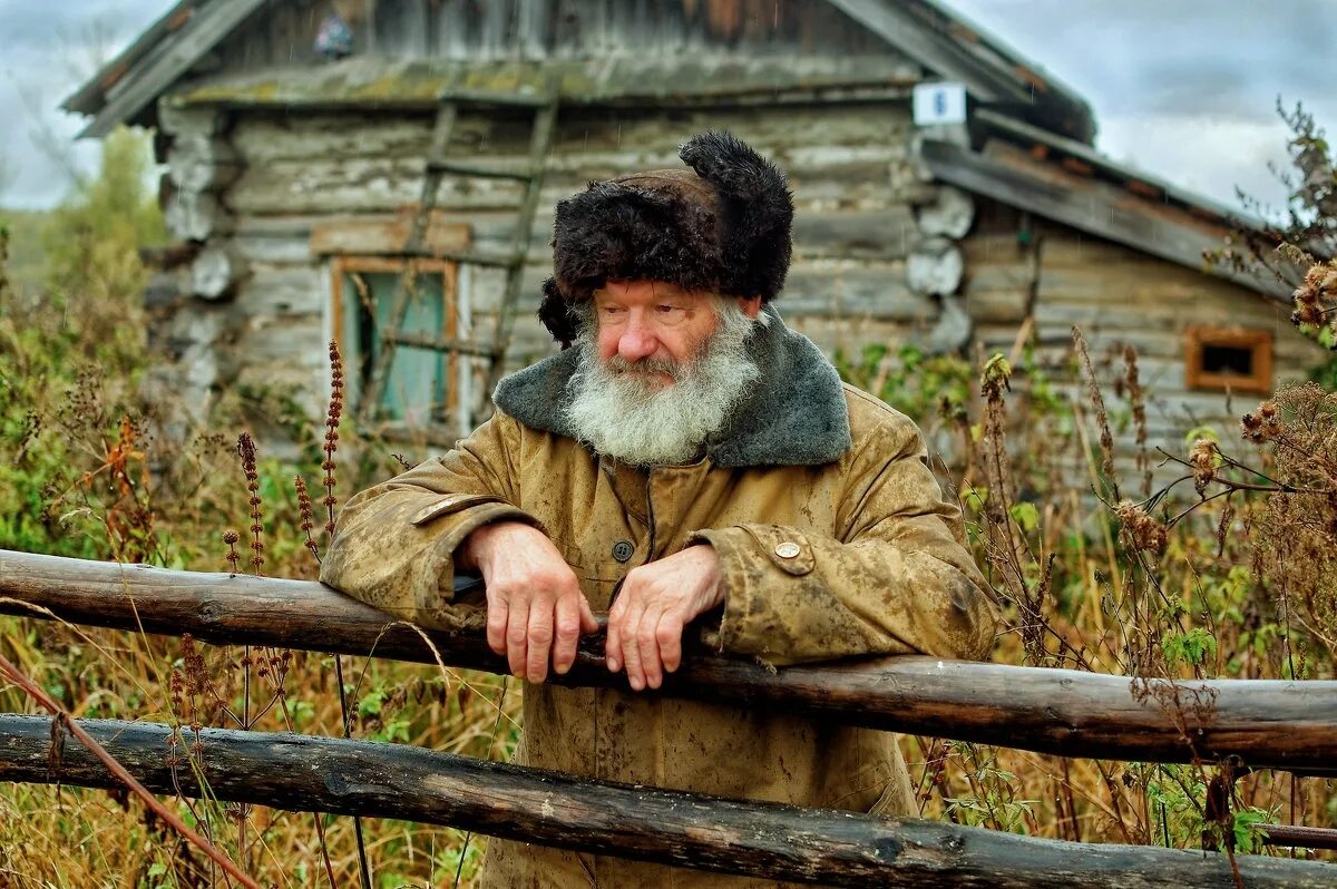 Бабы мужички. Старики в деревне. На деревню к дедушке. Люди в деревне. Дед в деревне.