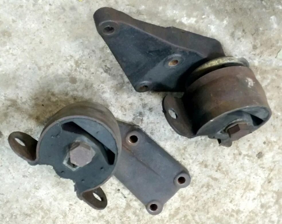 Подушки двигателя змз. Подушки двигателя змз. Подушка двигателя газ змз 402. Опора двигателя передняя уаз 3160-1001020. Подушки двигателя змз 409 на уаз.