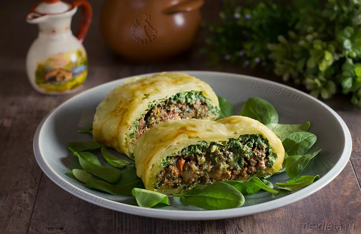 Рулет из картофеля. Картофельный рулет. картофельный рулет с мясом. рулет картофельный с овощами. рулет картофельный с овощами и грибами.