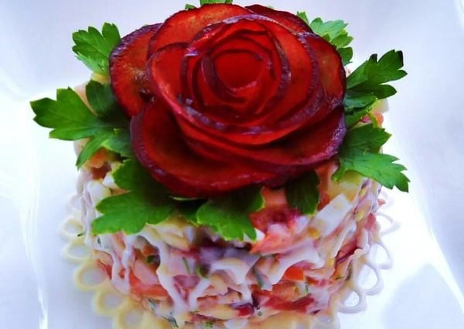 Салат розочка. Красивое украшение салатов. Украшения салатов для праздничного. Необычное украшение салатов.