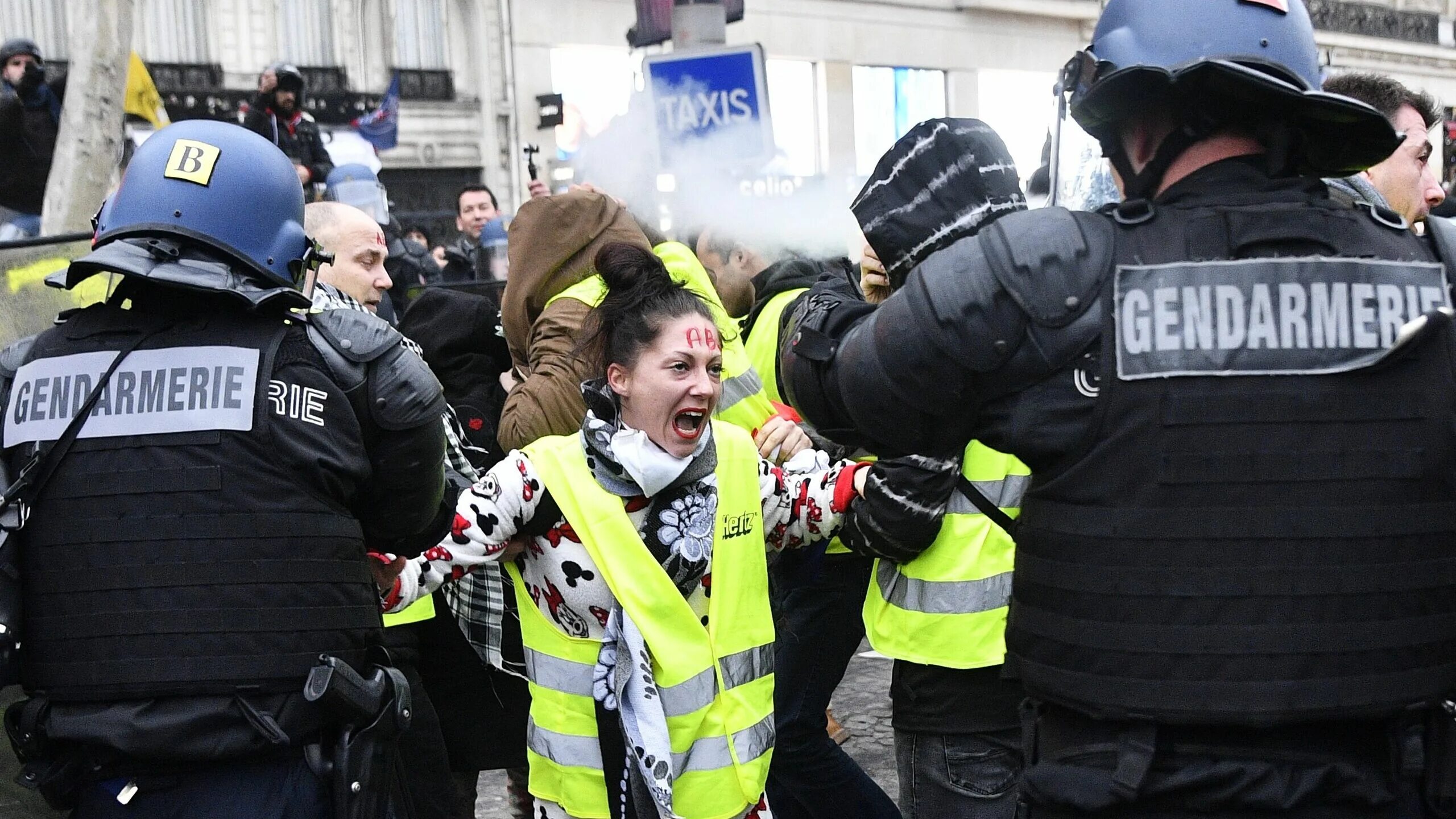 Париж протесты желтые жилеты. Жёлтые жилеты во Франции разгон. Протесты желтых жилетов во Франции. Разгон демонстрантов в Париже.