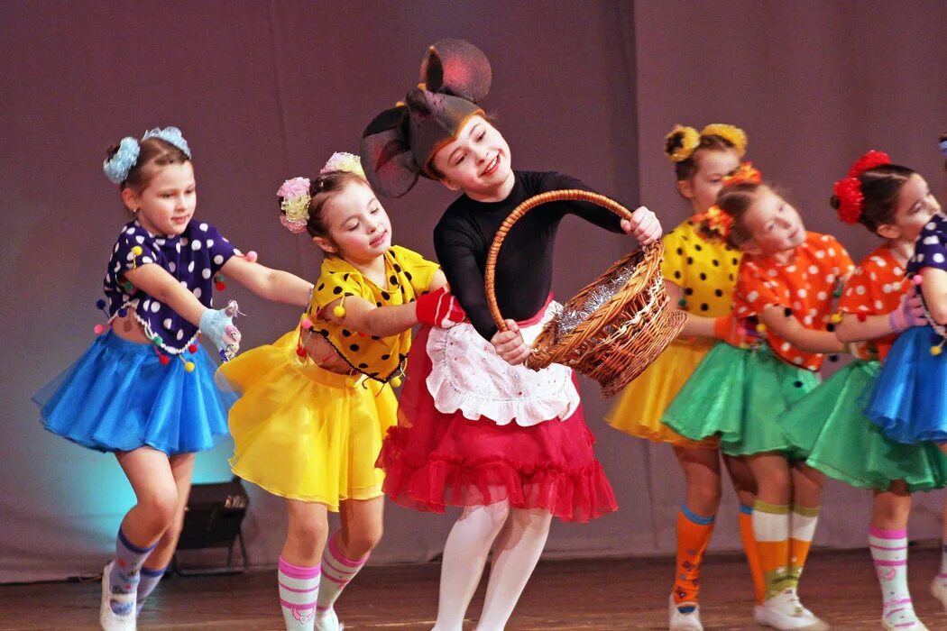 Детские танцы. Детский танец. Детские коллективы. Дети выступают. Танцы для детей средней группы