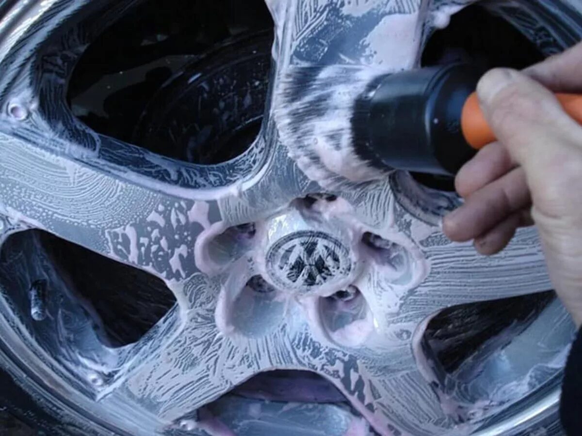 Чистка дисков авто. Очистка диска автомобиля. Сём отмывать колёсные диски. Очистка диска автомобиля. Очиститель автомобильных дисков литые.