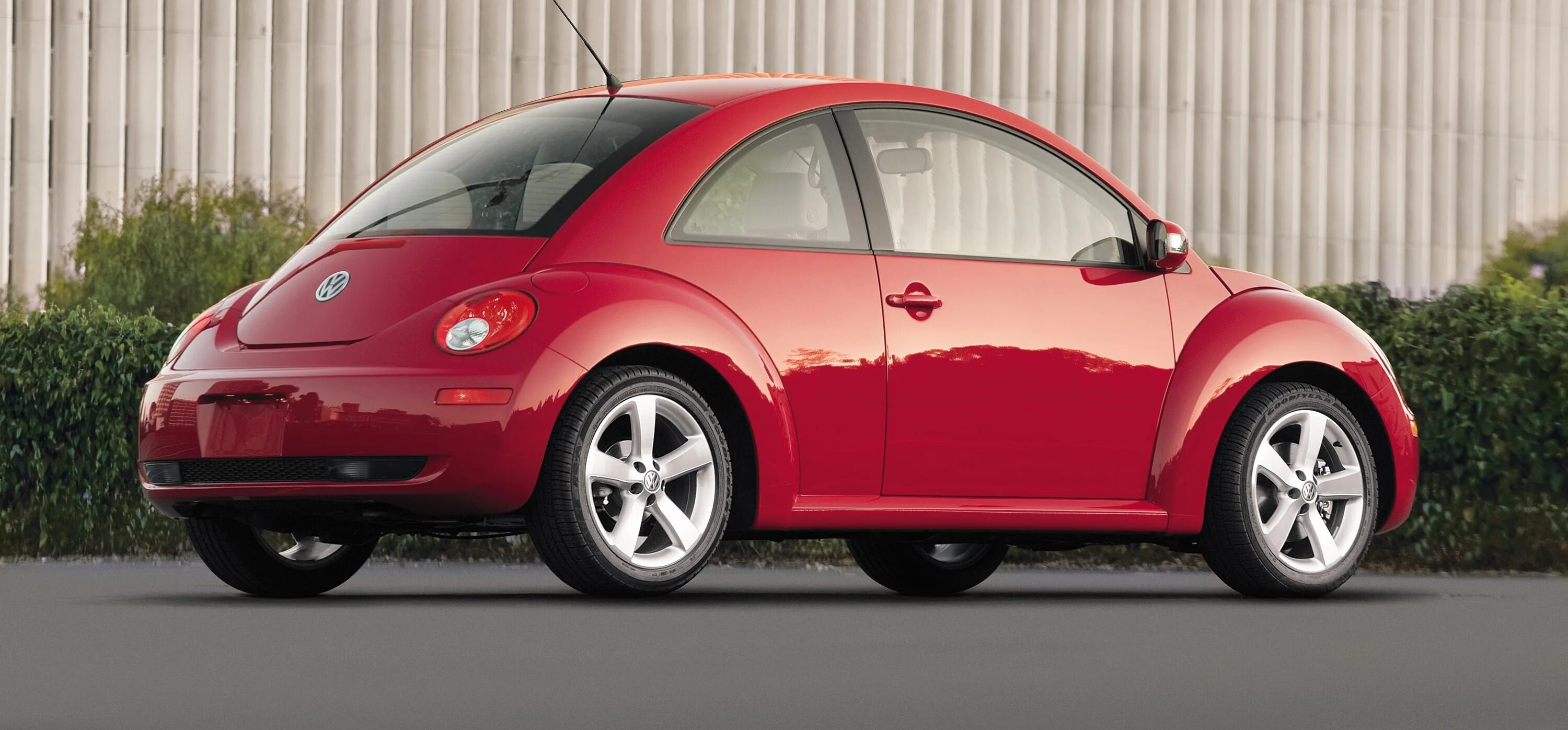 Недорогие машины механика. Фольксваген Битл 2006. Фольксваген Битл 2010. Фольксваген Жук Нью Битл. Volkswagen New Beetle 1 поколение.