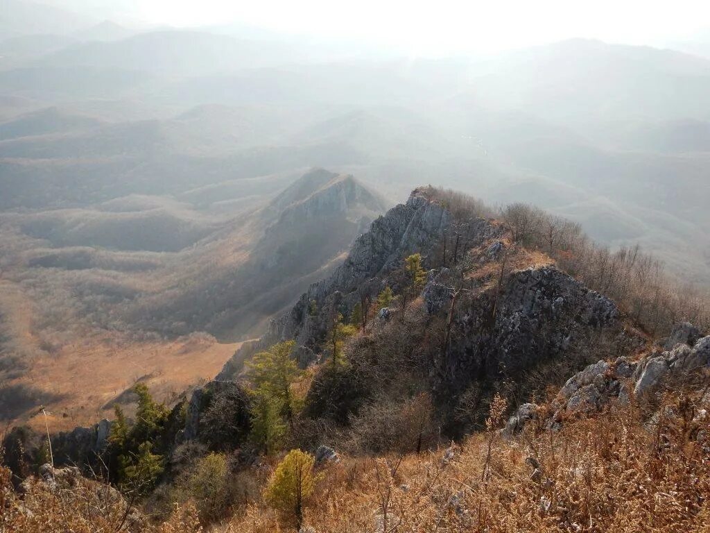 Чандолаз чертов утес. Хребет лозовый. Гора чандолаз приморский край. Хребет лозовый. Хребет чандолаз приморский.