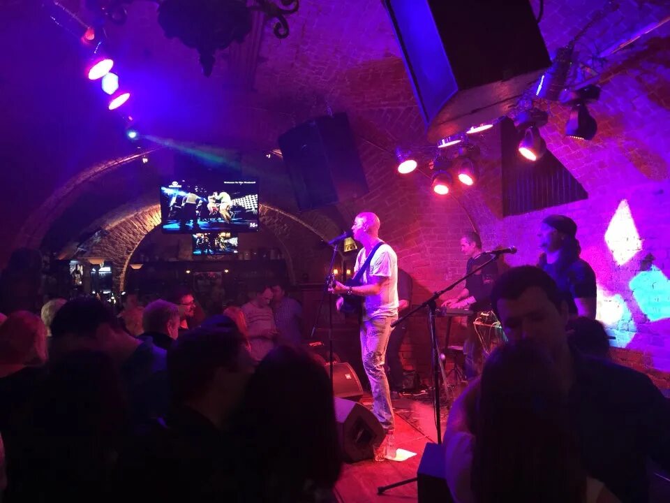 Top and barrel pub зал библиотеки. Tap pub. Ирландский паб на чистых прудах. Tap pub. Tab barrel pub большая дмитровка 13.