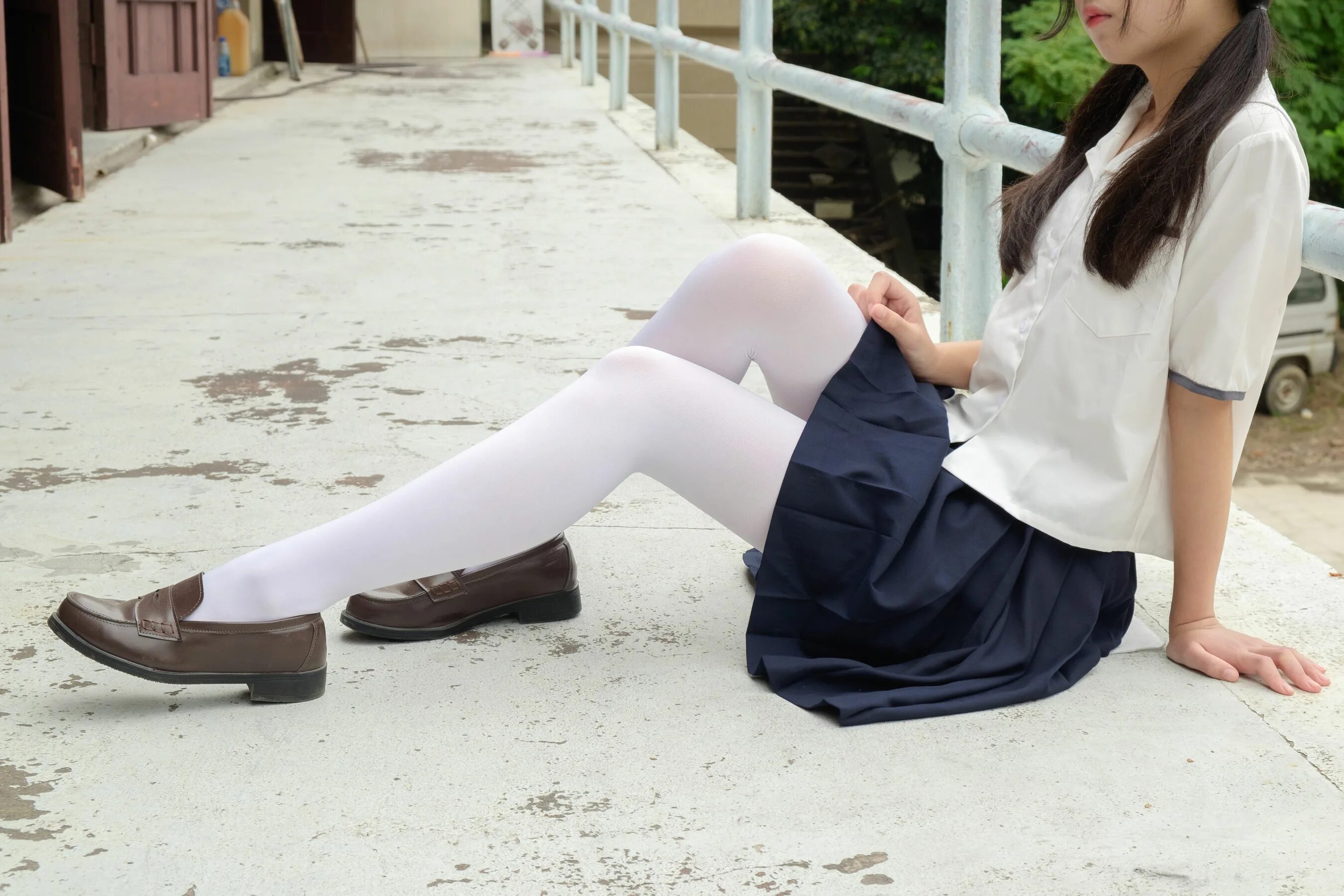 Азиатские девушки в белых колготках. Японская девушка белые колготки. Девушка в белых туфлях. Женщины в белых колготках. White tights