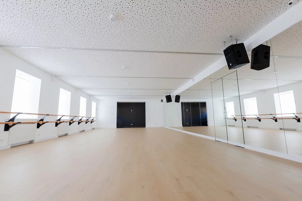 Танцевальный зал с зеркалами. Танцевальные залы с зеркалами. Просторные залы для танцев. Зал для индивидуальных занятий.
