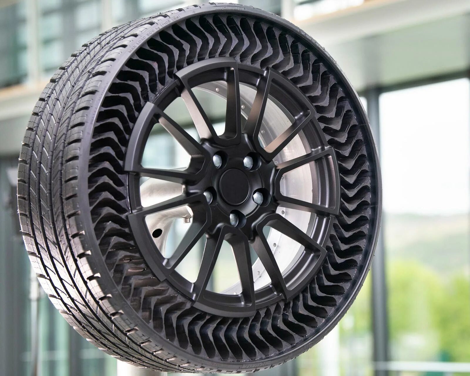 Безвоздушные шины bridgestone. Безвоздушные колеса. Шина michelin uptis. Резина на тесле. Безвоздушные шины мишлен.