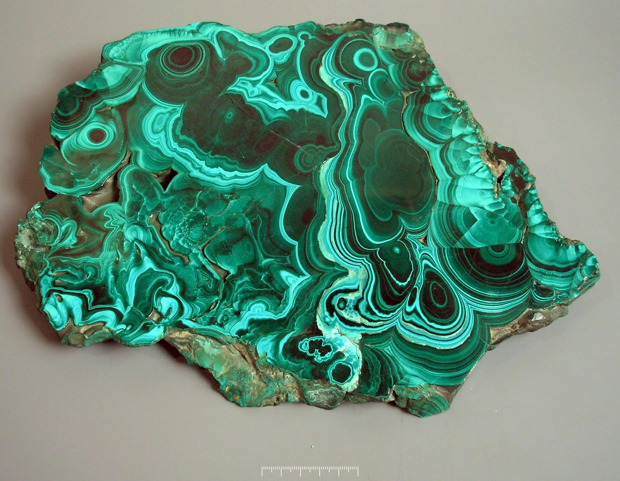 малахитовый камень. уральский малахит камень. натечный малахит. малахит неограненный. малахитовый камень.