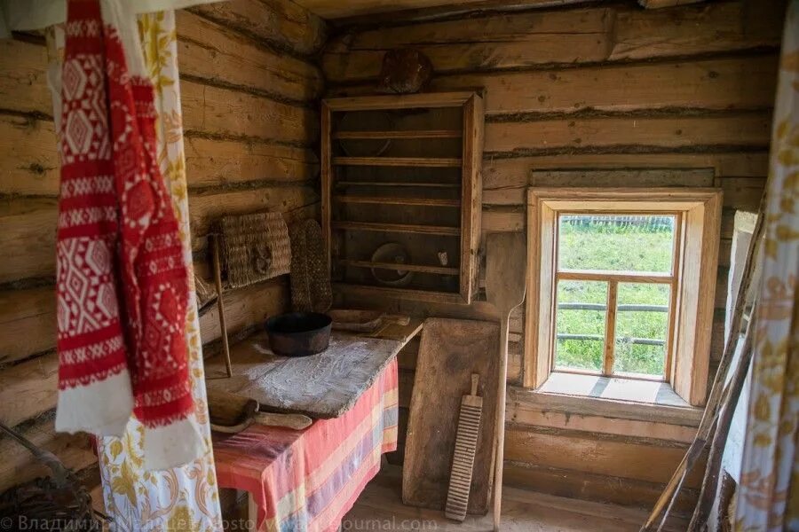 Русский стиль в интерьере русский терем. Горница в избе на руси. Светлая славянская комната славянской избе. Казачья горница внутреннее убранство. Светлица в русской избе.