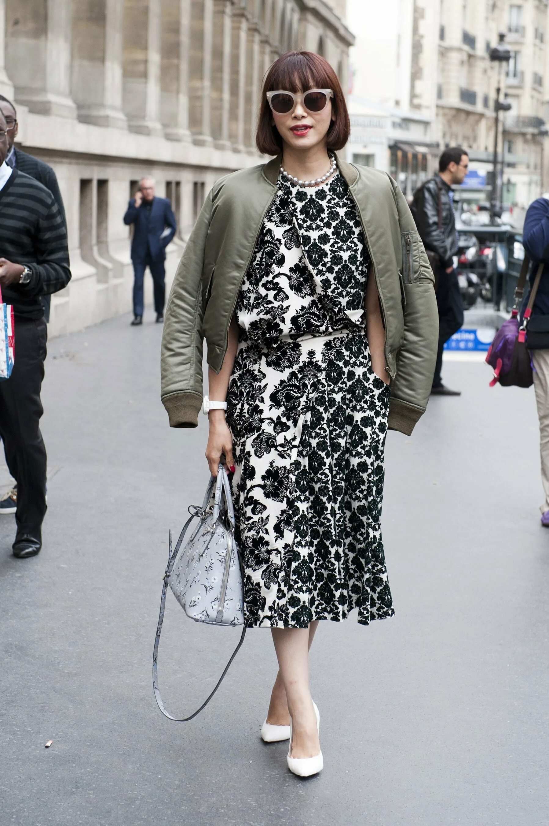 бомбер с платьем. куртка бомбер с платьем. бомбер с платьем. найк аир макс 2022 стрит стайл. бомбер с платьем.