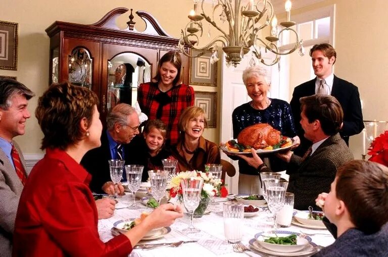 Семейное застолье. Современное застолье. Семья за столом. Родственники за столом.