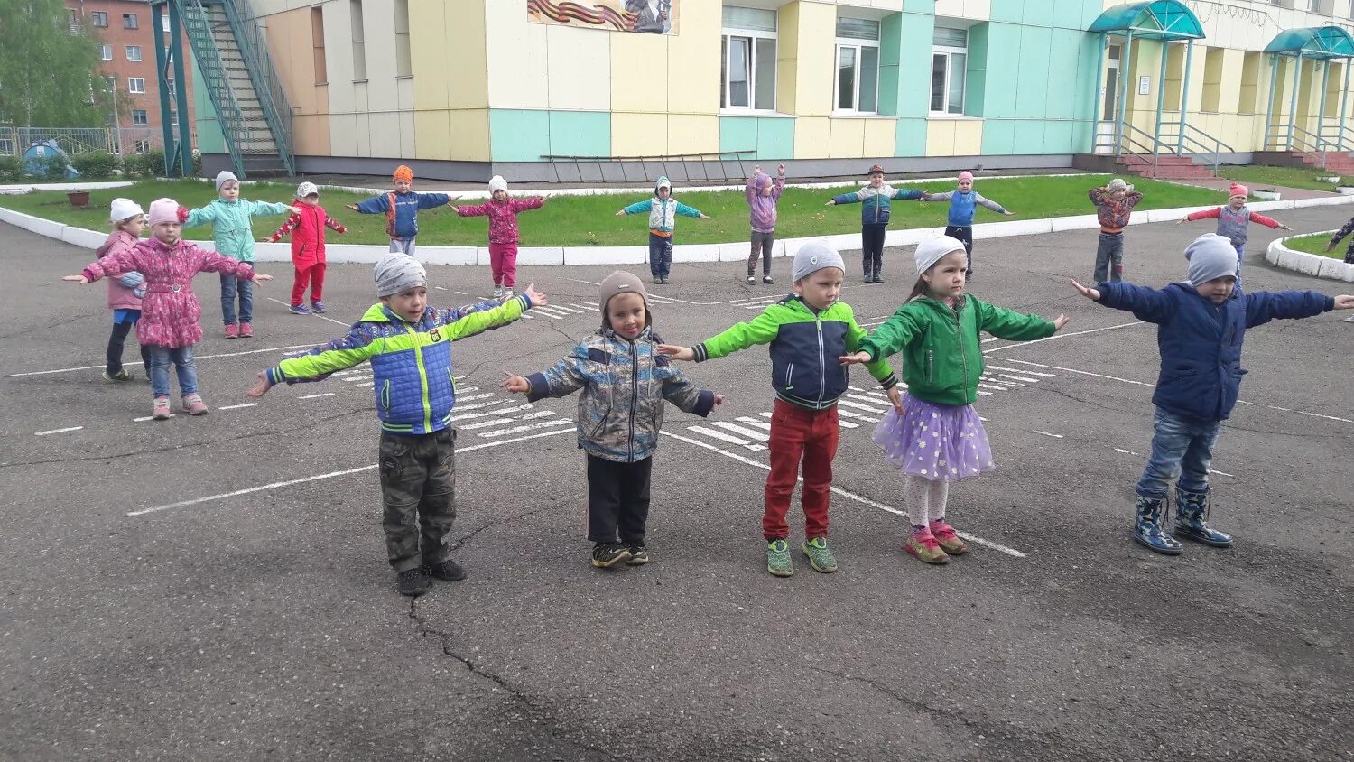 спортивные соревнования для детей. здоровый образ жизни. спортивные занятия на свежем воздухе дети. спортивные занятия для детей. занятия на свежем воздухе в доу.