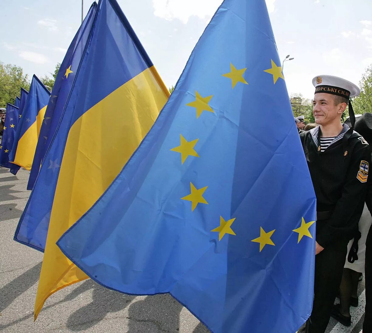 Праздник дня европы. День Европы. День Европы в Украине. День Европы картинки. Флаг Украины и ЕС.