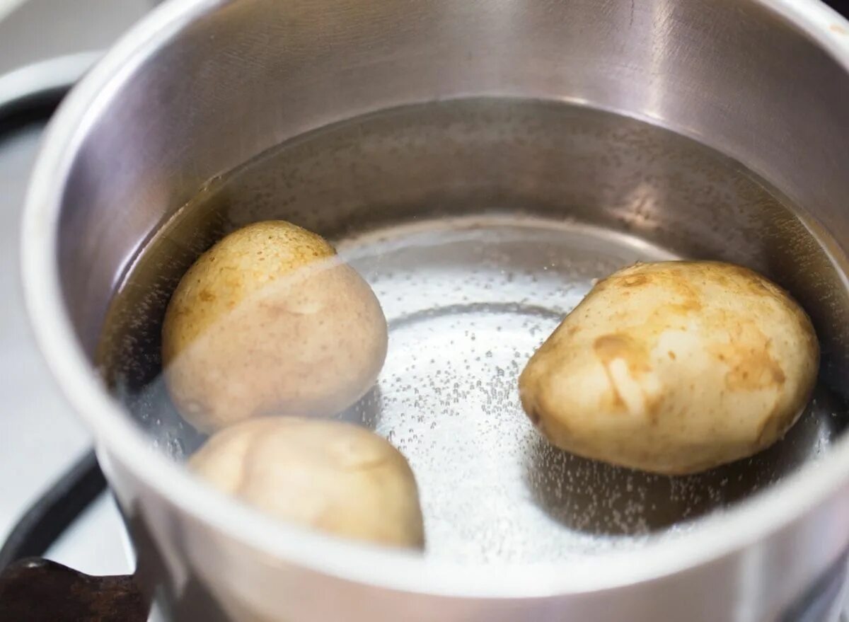 Картошка в кастрюле. Варка картофеля. Картошка кипит в кастрюле. Картошка варится.