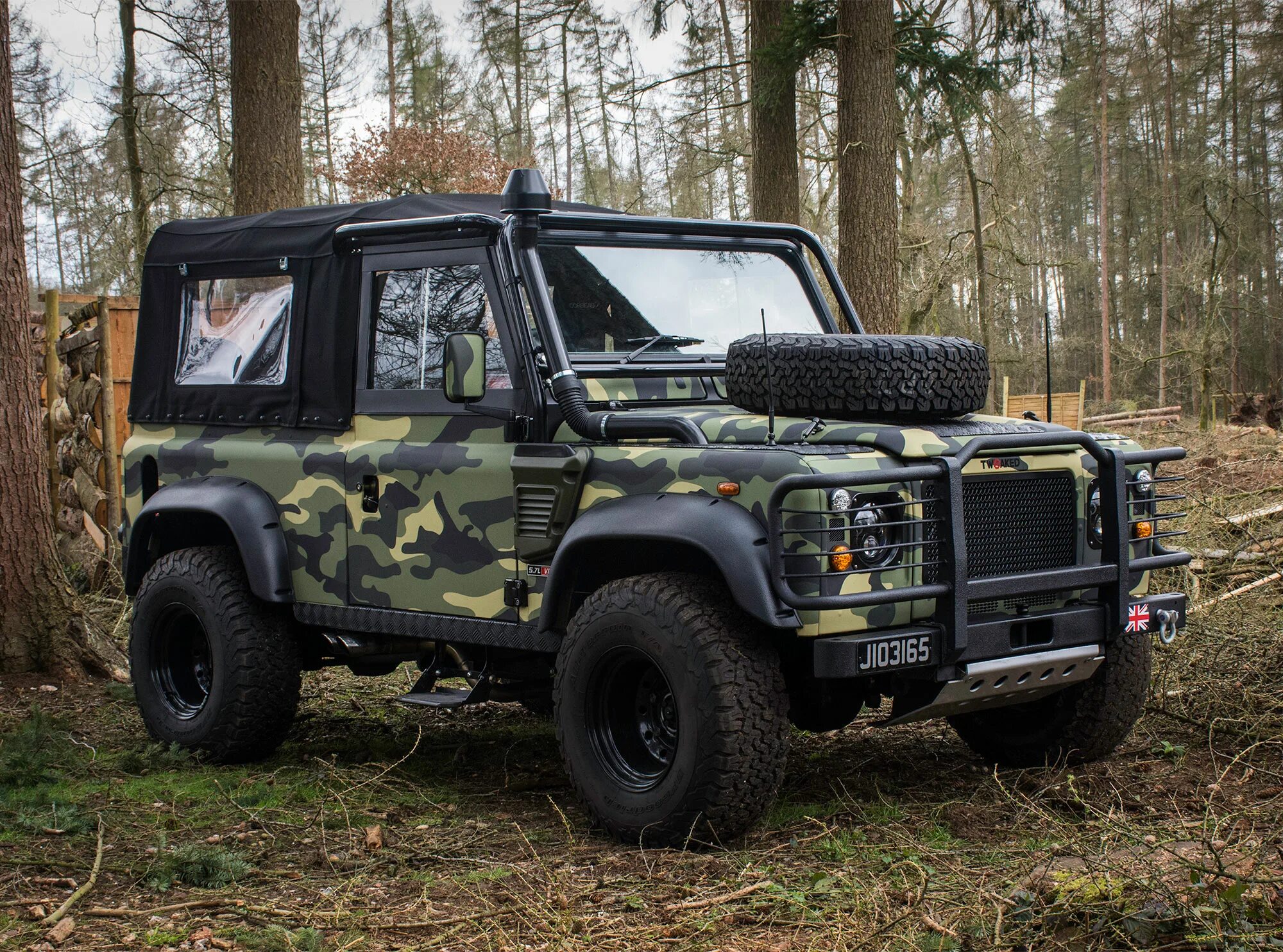 Defender raven. Ленд Ровер Дефендер милитари. Land Rover Defender 110 камуфляж. Land Rover Defender хаки. Defender Land Rover милитари.