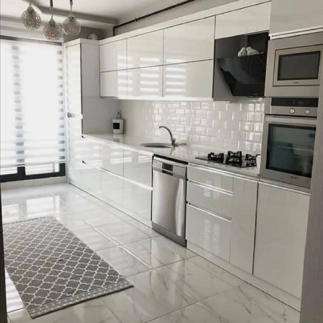 Глянцевые плиты. Белые кухни. Глянцевая плитка на кухне. Белая глянцевая кухня. Белая глянцевая плитка для кухни.