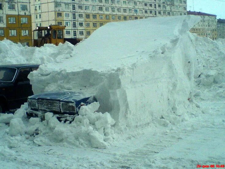 После пурги. Норильск Пурга 2008. Норильск сугробы. Норильск снегопад. Машины под снегом в Норильске.