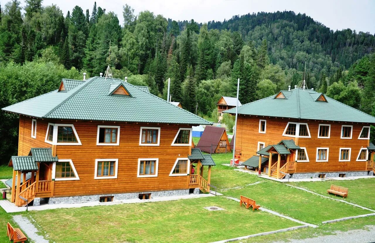 иогач горный алтай. турбаза на телецком озере иогач. алтай вилладж телецкое. турбаза горное озеро артыбаш. турбаза горное озеро телецкое алтай.