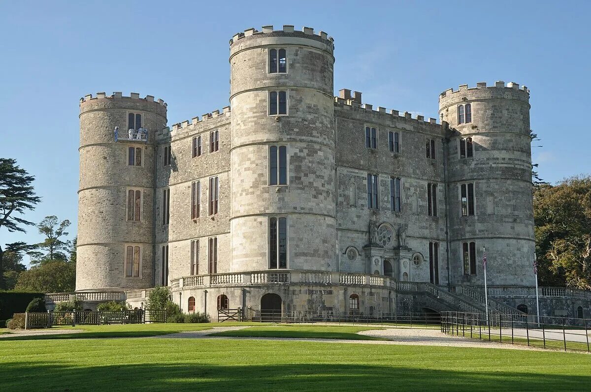 Бывший английский замок. Графство Дорсет Англия. Lulworth Castle. Замки Англии. Английский замок.