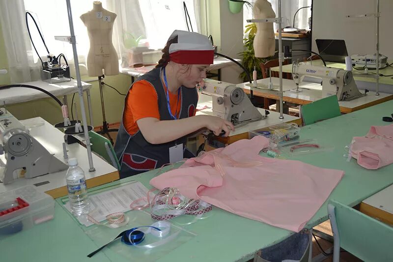 швейный колледж. закройщик на швейной фабрике. швея абакан. колледж швея. новосибирская швейная фабрика петро.