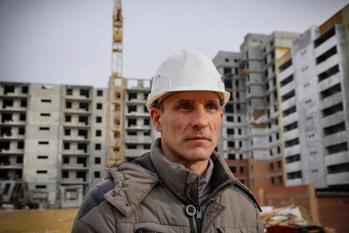 прораб на стройке. мужчина на стройке. стройка и строители. мужская стройка. строитель прораб.