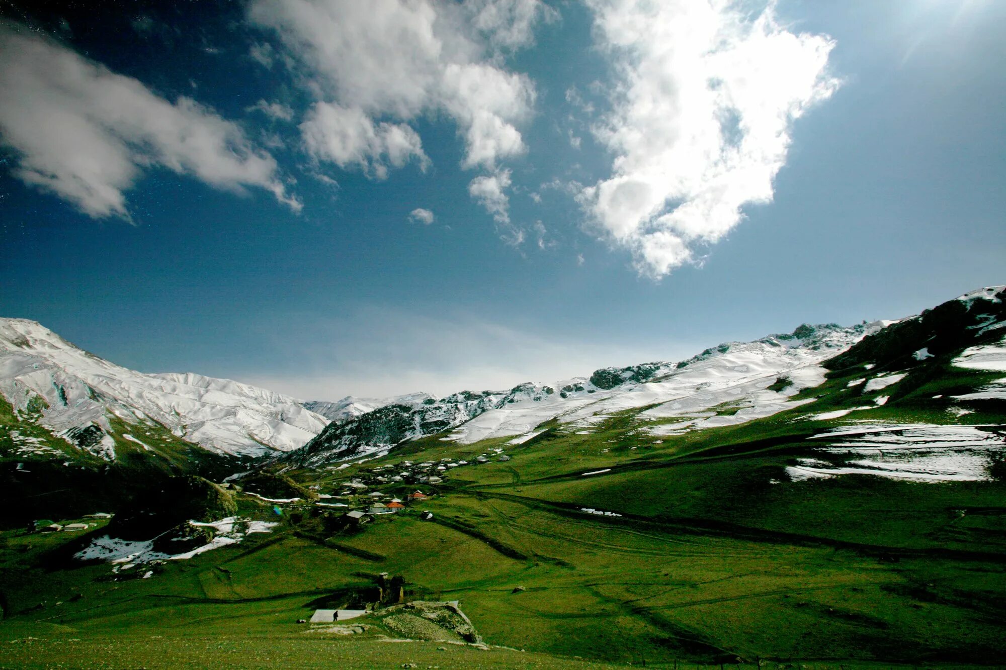 Азербайджан горные. Природа Азербайджана Шахдаг гора. Кусары горы. Южный Азербайджан природа. Ландшафт Азербайджана.