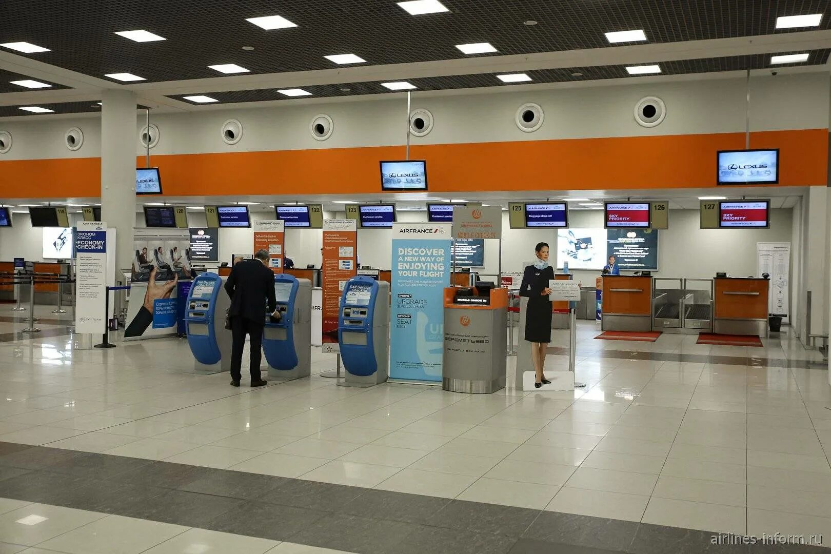Шереметьево терминал е. Терминал Аэрофлота в Шереметьево. Стойки регистрации в аэропорту Шереметьево терминал в. KLM Airlines в Шереметьево. Стойки саморегистрации в Шереметьево.