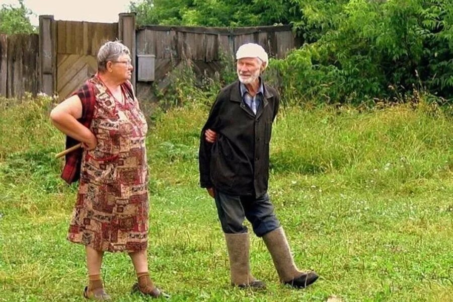 женщина в деревне. фотосессия в деревне. парень с балалайкой. пожилые люди в деревне. фотосессия в русском стиле летом.