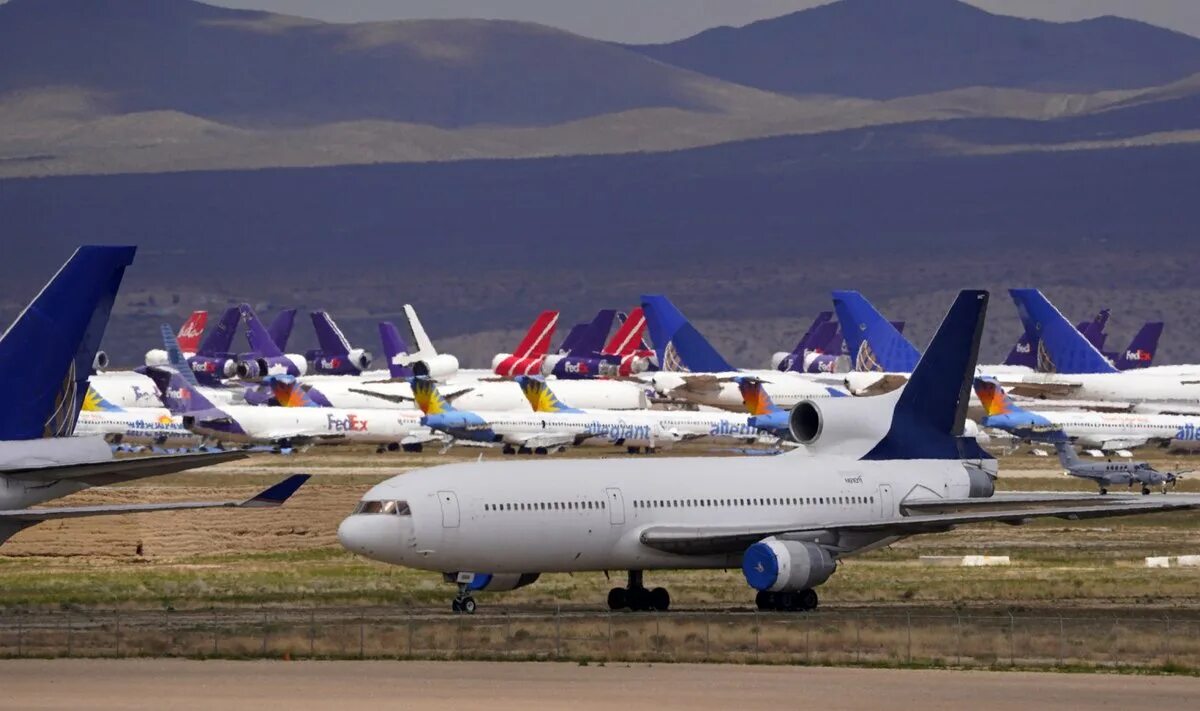 Грузовые самолеты Узбекистан. Авиакомпания Этна. Southern California Logistics Airport. Самолет можно заранее