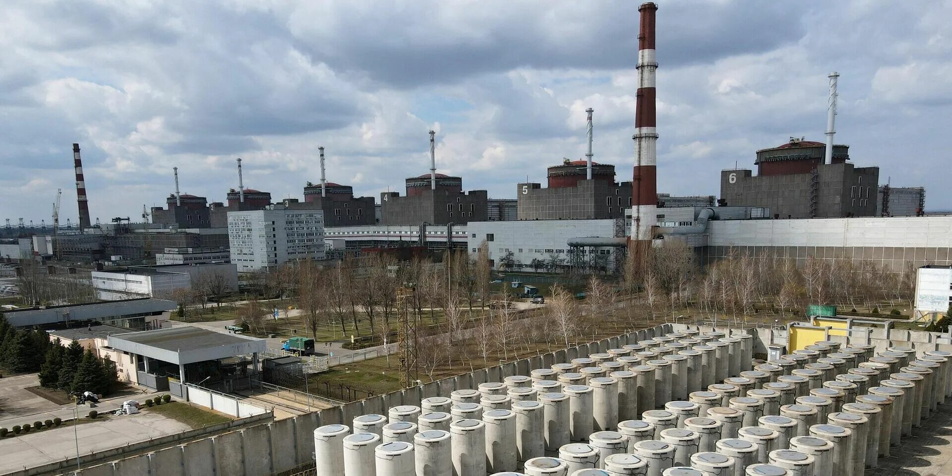 Запорожская аэс дроны. Хранилище твердых радиоактивных отходов ЗАЭС. Защитный купол АЭС Запорожье. Отработанное топливо АЭС Запорожье. Хранилище ядерных отходов Запорожская АЭС.