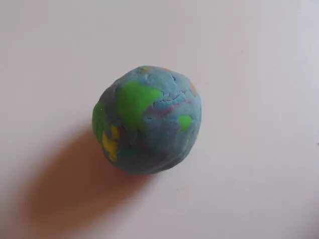 Земля из пластилина. Модель земли из пластилина. Макет земли из пластилина маленький. Планета земля из пластилина.