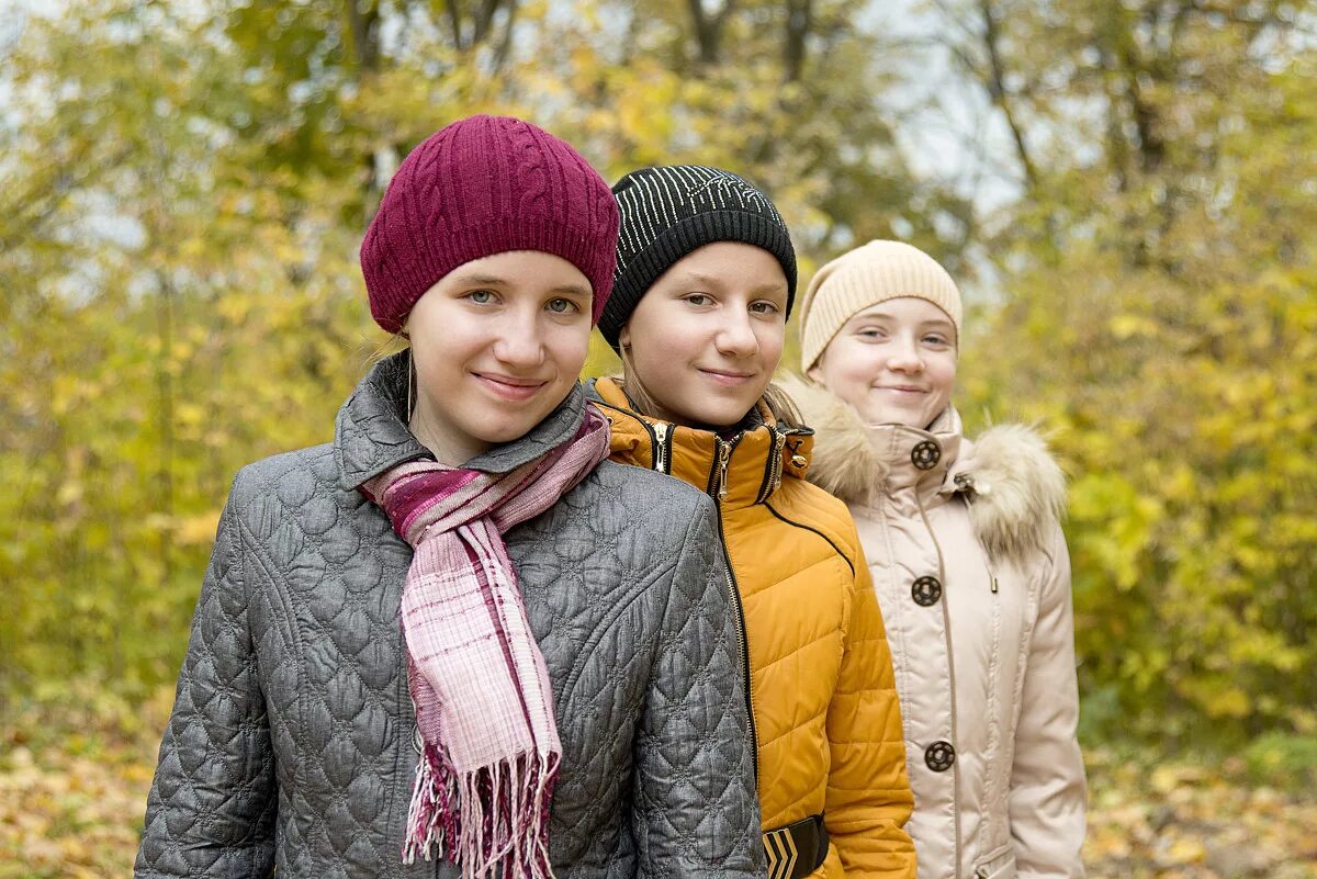 Логические задачи с таблицей. Три подруги вышли в белом зеленом и синем платьях. Прогулка с подругой. Три подруги вышли на прогулку. Три подруги вышли на прогулку.