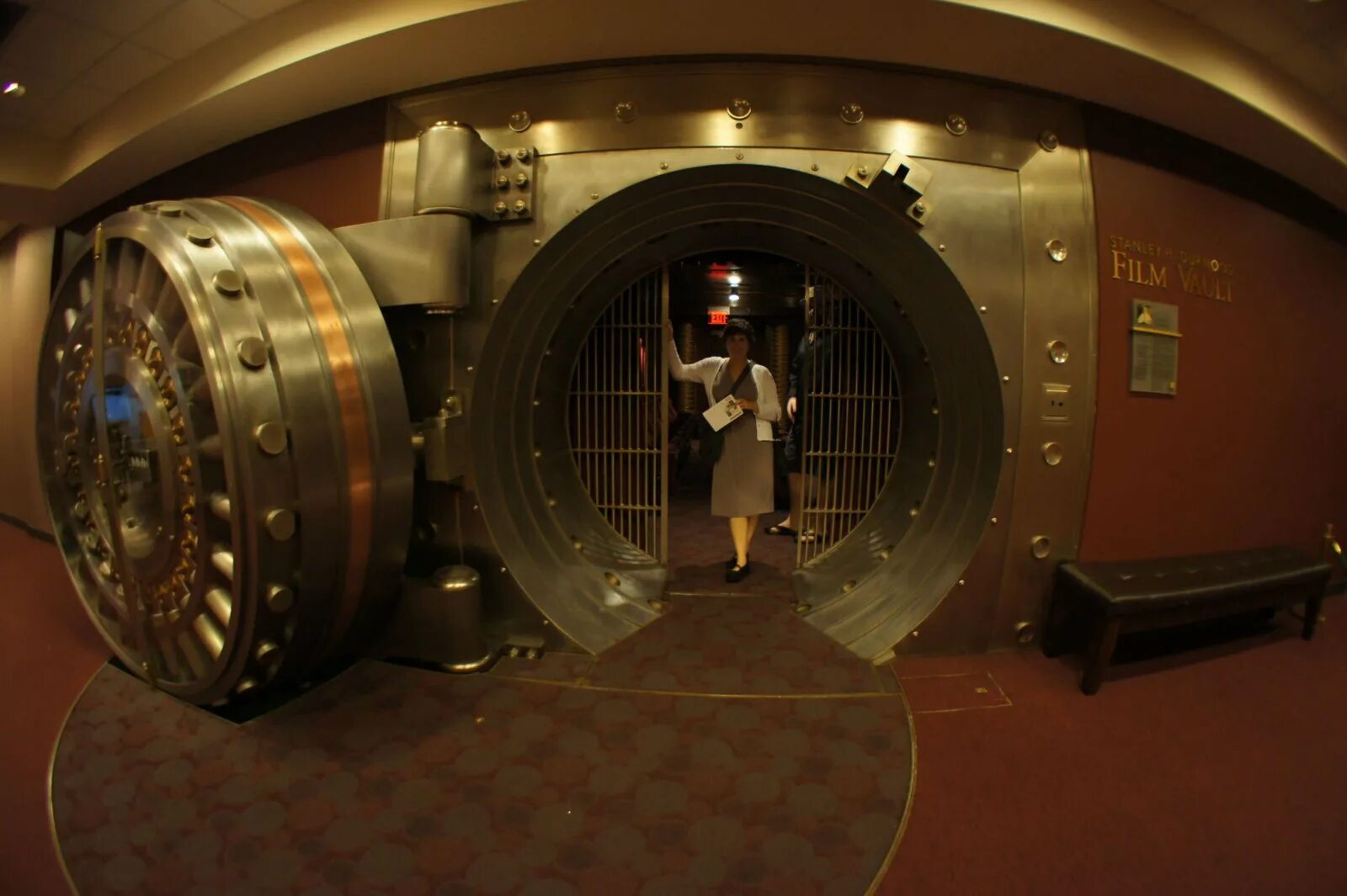 Дверь банковского хранилища. Швейцарский банк внутри. Хранилище х. Хранилище х. Банковский сейф.