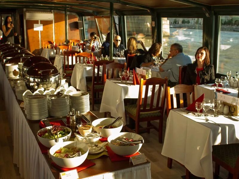 Теплоходная прогулка по Дунаю. Традиционный австрийский ужин на кораблике.. Прогулка в обед. На кораблике по Дунаю в Будапеште.