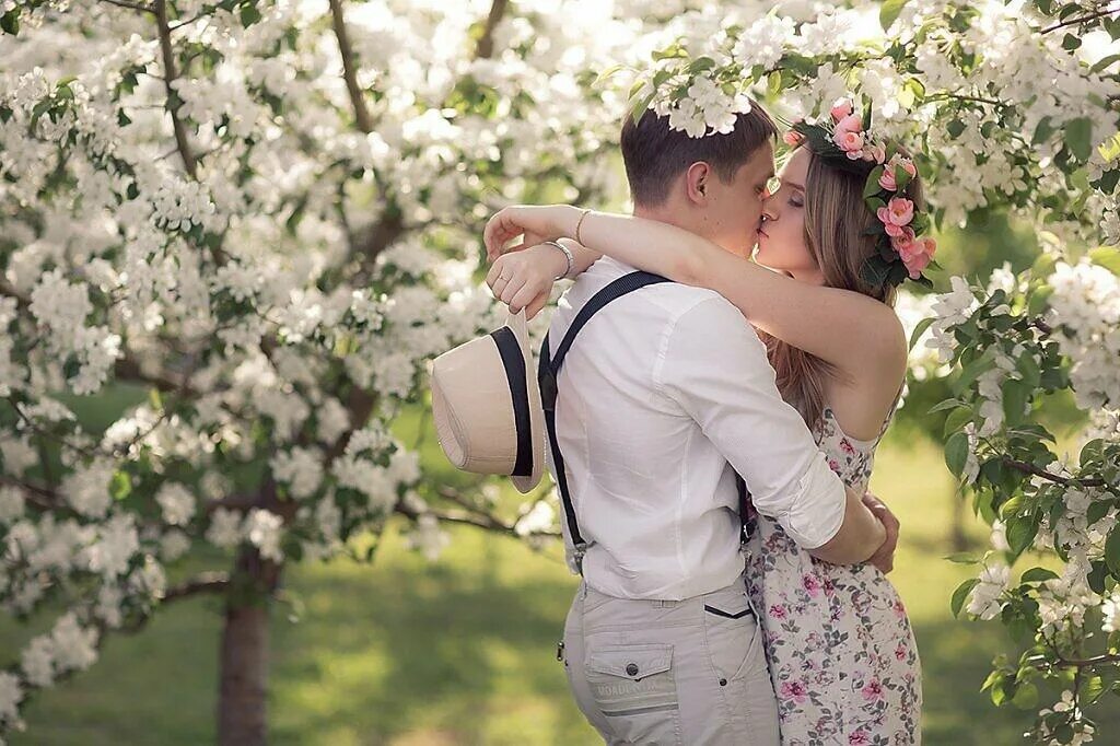 Весенняя любовь песня. Влюбленные в весеннем саду. Влюбленные в цветущем саду. Фотосессия в цветущем саду. Пара в яблоневом саду.