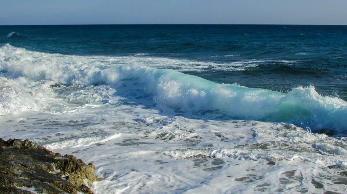 Ветровые волны на море. Море с волнами на Кипре. . Ветровые волны и Сейши.. Взволнованное море. Тихий океан ветра