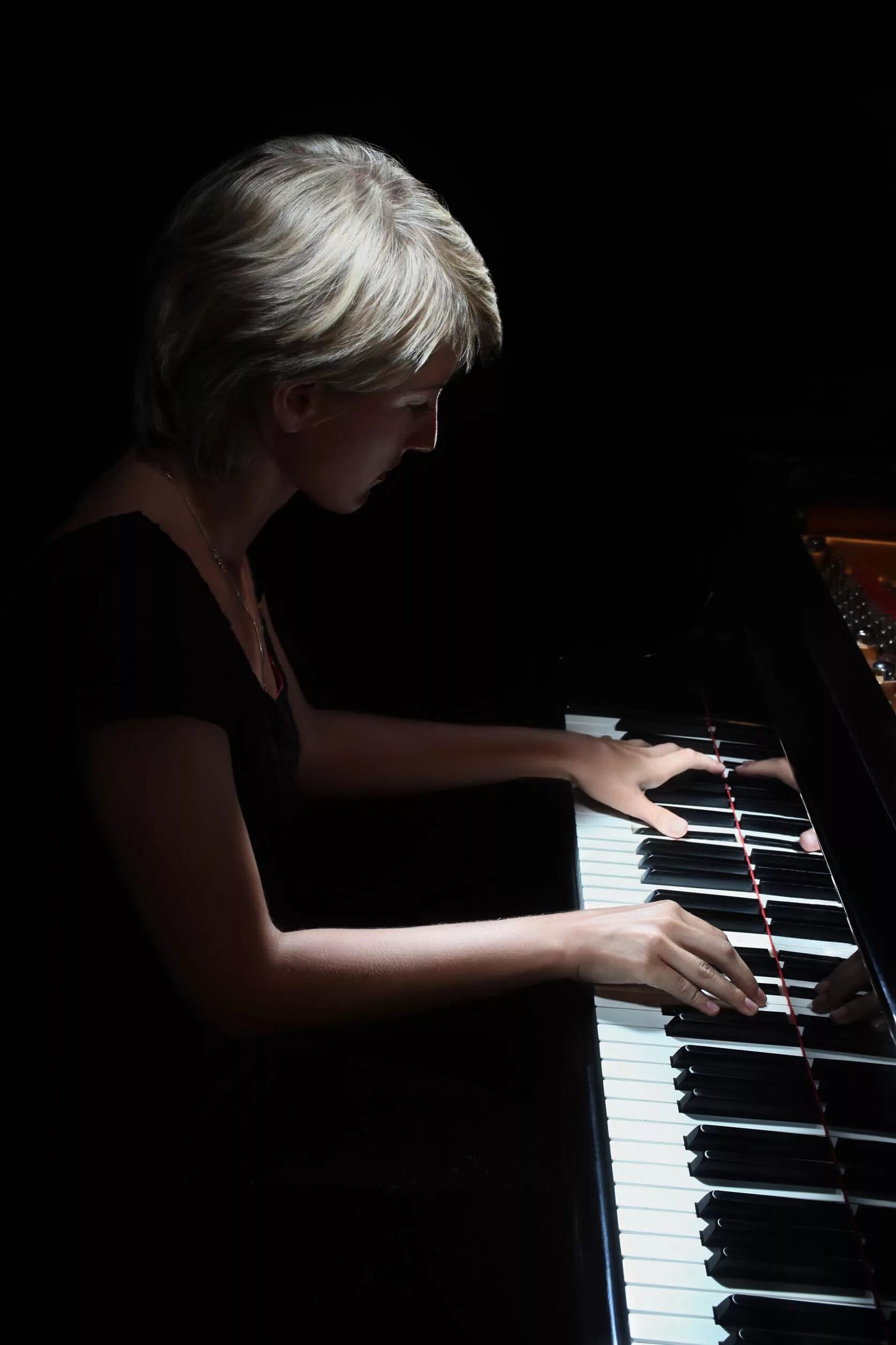 He plays the piano they. Беседина пианистка. Пианистка с большими ушами. Ракова пианистка. Играющий на пианино с кудрями.