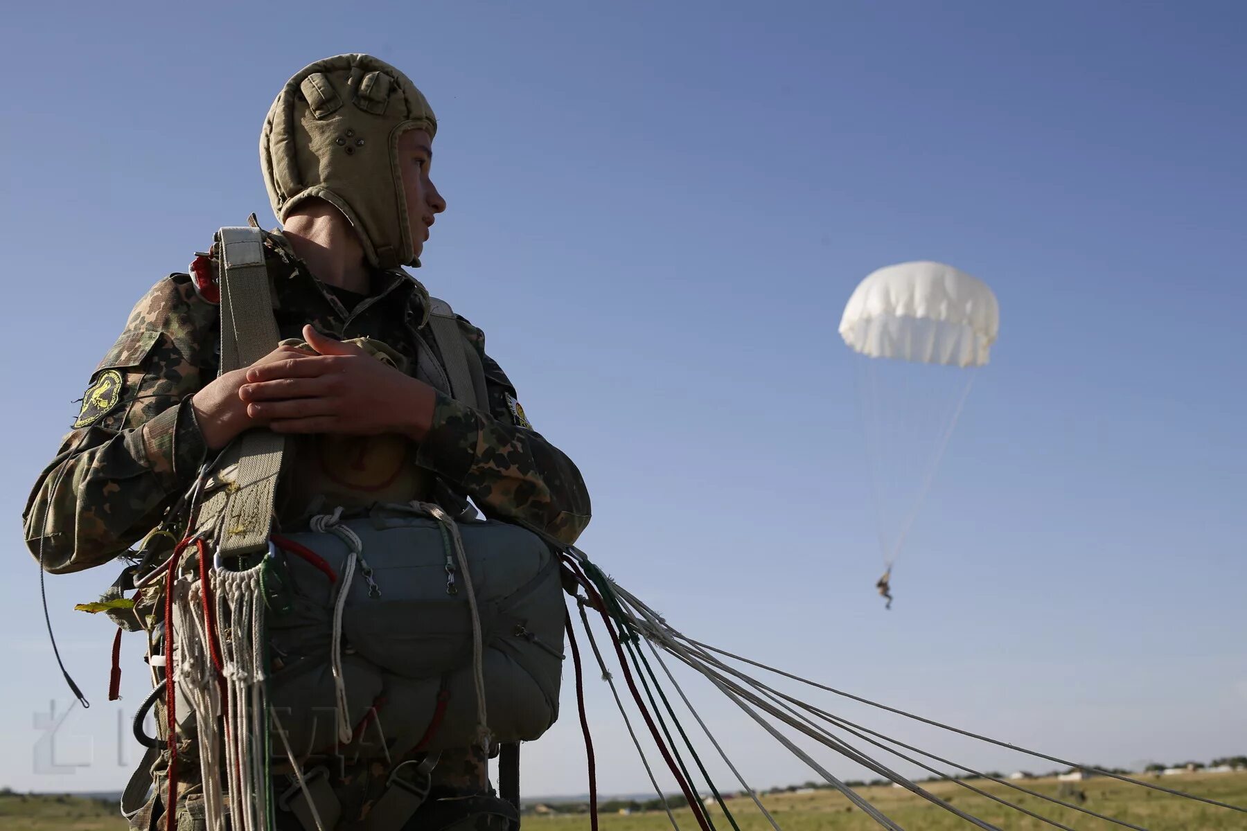 Десантник небо. Прыжки с парашютом кадеты Ставрополь. Прыжок с АН 2 ВДВ. Парашют ВДВ д10. Десантник с парашютом.